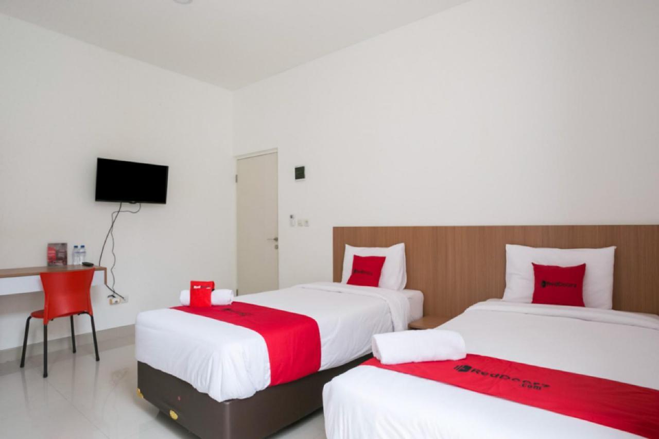 Reddoorz Syariah Near Lapangan Pancasila Simpang Lima Hostel Semarang Ngoại thất bức ảnh